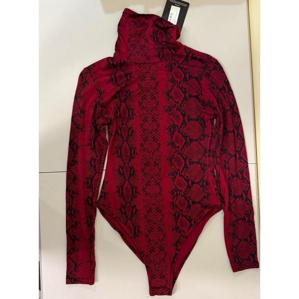 PrettyLittleThing Burgundy Snake Printed Roll/Turtle Neck Long Sleeve Bodysuit